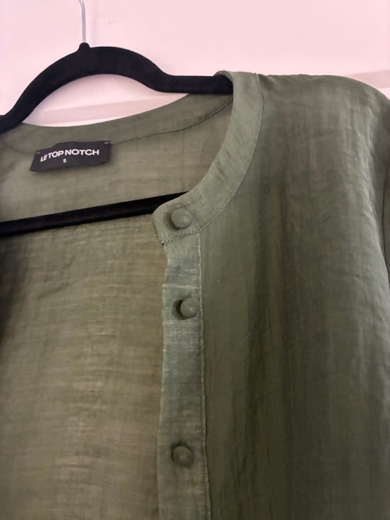 LE TOP NOTCH RUFFLE BLOUSE - Picture 3 of 5